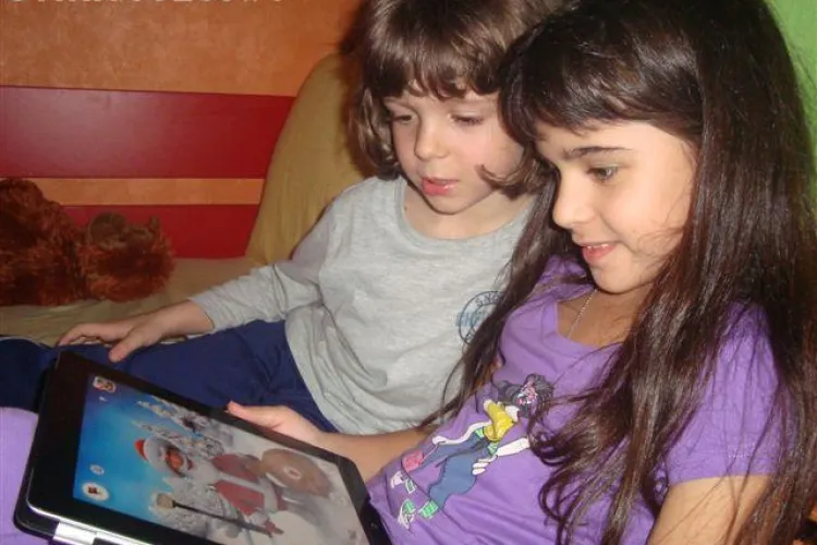 Copiii primesc cadou tablete și nu jucării