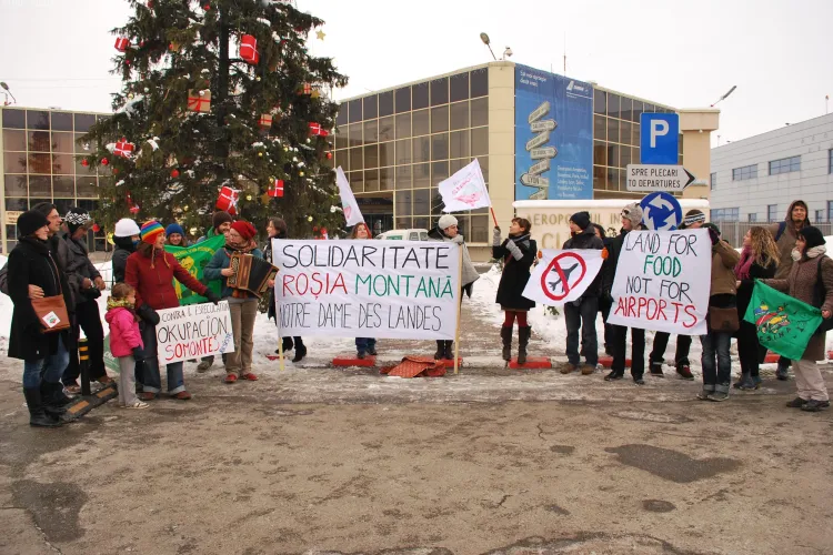 Protest la Aeroportul Cluj pentru fermierii din Franța: ”Pământ pentru mâncare, nu pentru aeroporturi!” - FOTO