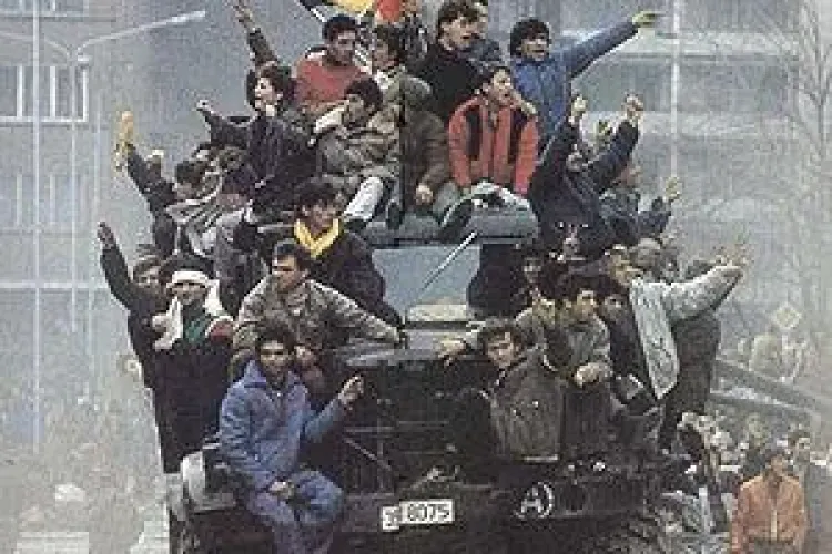 Ziarul Huffington Post: ”A fost revoluţia din România un fals?” România e condusă de ”o clică incompetentă de escroci foşti comunişti”