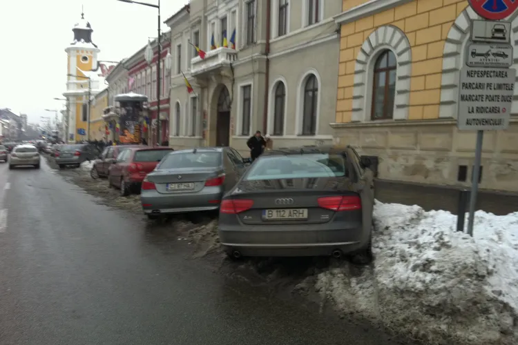 Așa parchează pe Eroilor consilierul local Florian Ovidiu - FOTO