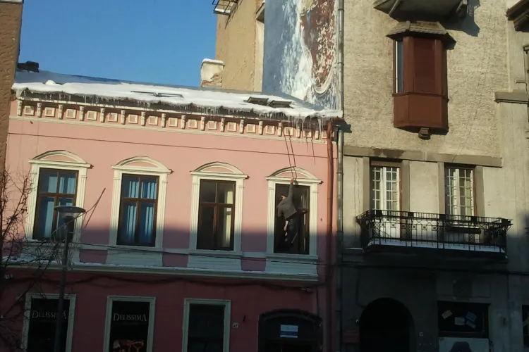 Țurțurii se curăță la Cluj cu BÂTA după o metodă originală - VIDEO