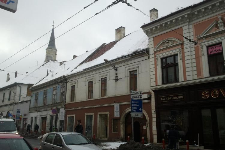 ATENȚIE! Cade zăpada de pe acoperișuri în centrul Clujului - FOTO