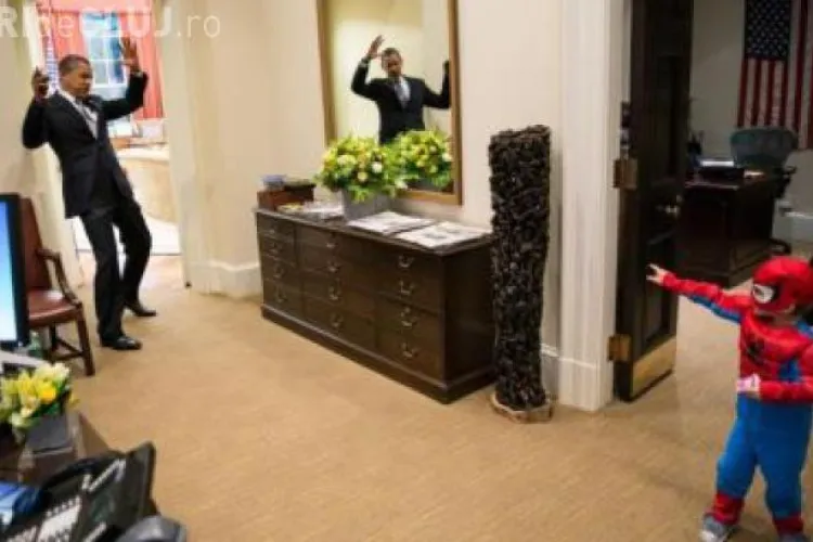 Fotografie UNICĂ în care Obama este prins în plasa lui Spiderman