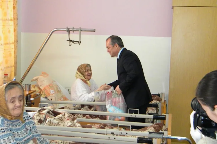 Boc a împărțit cadouri bătrânilor de la Azilul din Mărăști - FOTO și VIDEO