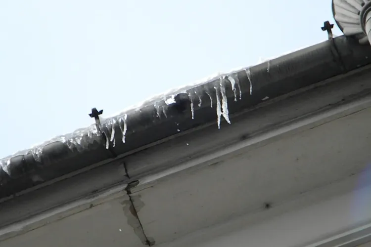 Clujenii au datoria de a îndepărta zăpadă şi ţurţuri de gheaţă