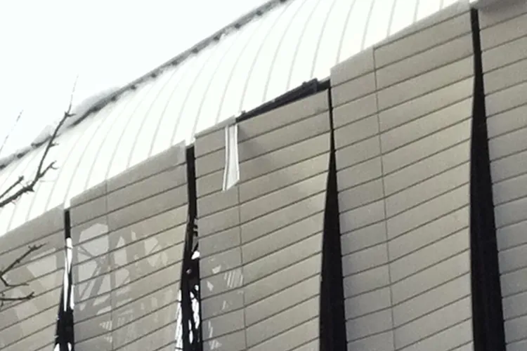 OZN -ul de 37 de milioane de euro își ia zborul. Învelitoarea de pe stadionul Cluj Arena se desprinde - FOTO