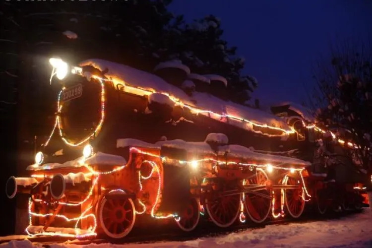 Locomotivele expuse în Depoul Dej-Triaj, împodobite cu lumini de sărbătoare - FOTO