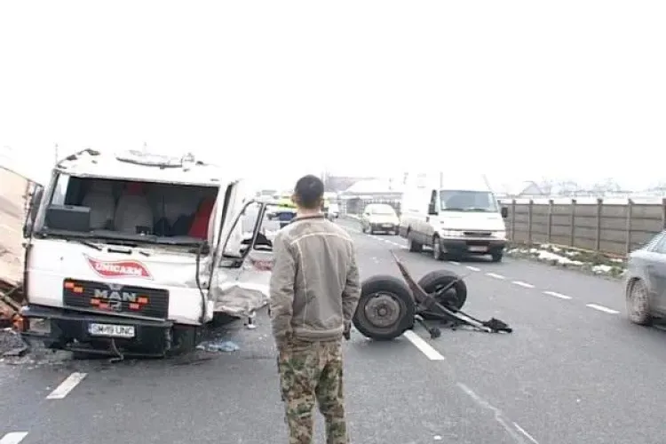 Accident la Dej! Un camion Unicarm s-a făcut ȚĂNDĂRI și marfa e pe drum - FOTO  