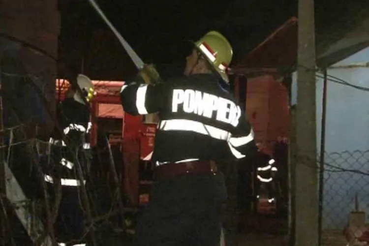 Incendiu pe strada Suceava! O vilă a ars în urma unui scurtcircuit - VIDEO