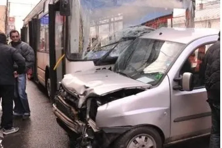 Accident pe 21 Decembrie 1989! O mașină a ajuns într-un troleibuz