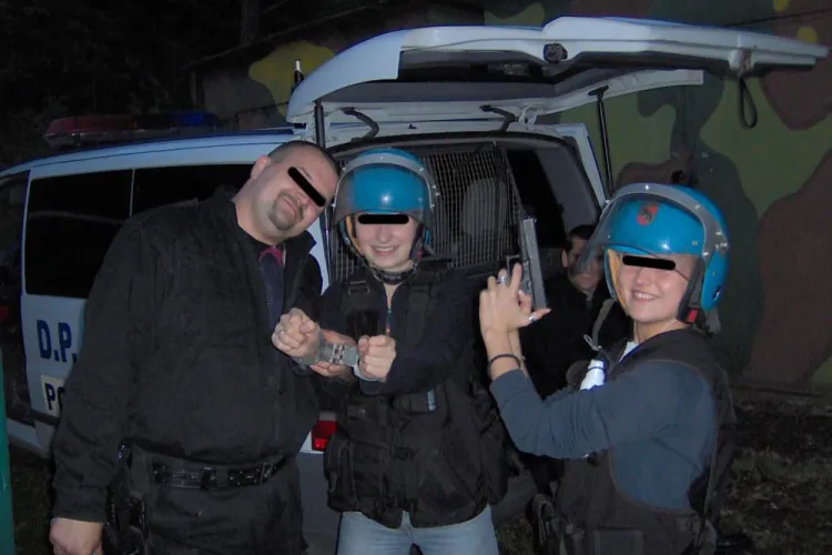 Noi imagini cu mascații de la DIAS Cluj: distracție în poligon cu alcool, pistoale și cuțite. Ce s-a făcut în acest caz?