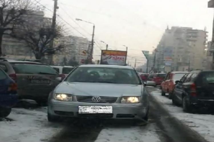Cel mai INCOMPETENT șofer din Cluj. A lovit patru mașini în Piața Mărăști și, în final, a lăsat alt șofer să parcheze în locul lui - VIDEO