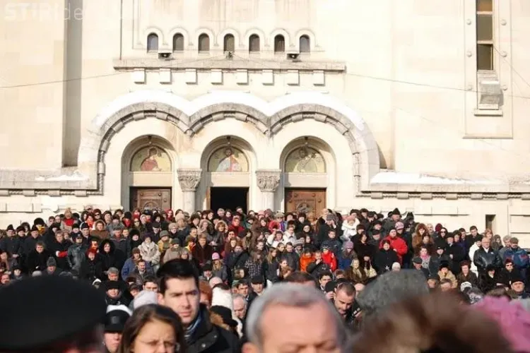 Peste 3.000 de clujeni s-au înghesuit de Bobotează pentru o sticlă cu apă sfințită