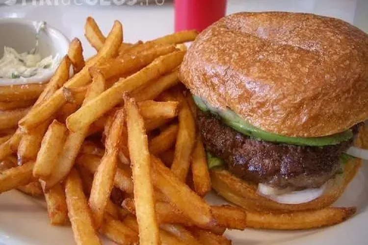 Motivul pentru care poftim la mâncăruri grase atunci când suntem mahmuri a fost descoperit. Vezi aici care este acesta