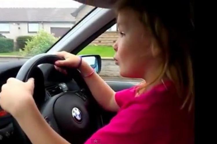 Are 7 ani, dar tatăl ei o lasă să conducă un BMW - VIDEO  