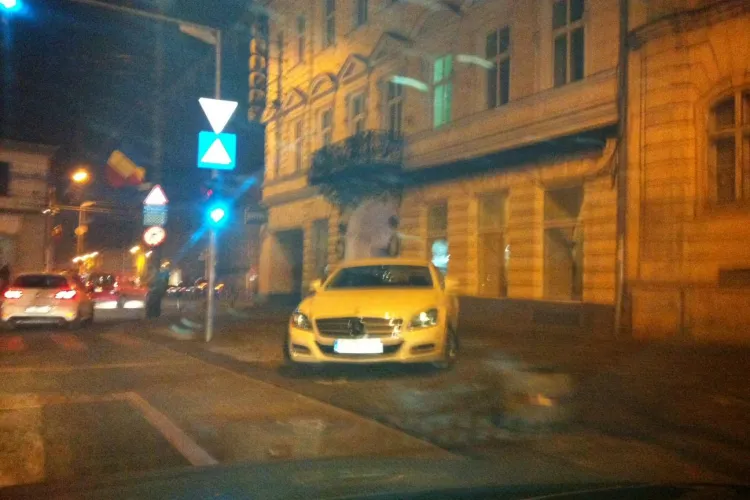 Toma Rus, fostul șef de la Crimă Organizată, și-a parcat bolidul în Cluj-Napoca pe trotuar ca șmecherii - FOTO