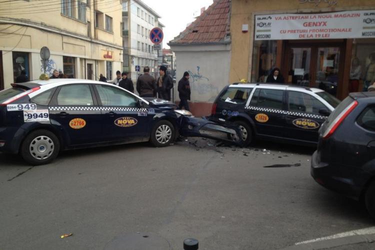 Accident pe strada David Ferenc! Două taximetre de la firma NOVA s-au ciocnit - FOTO