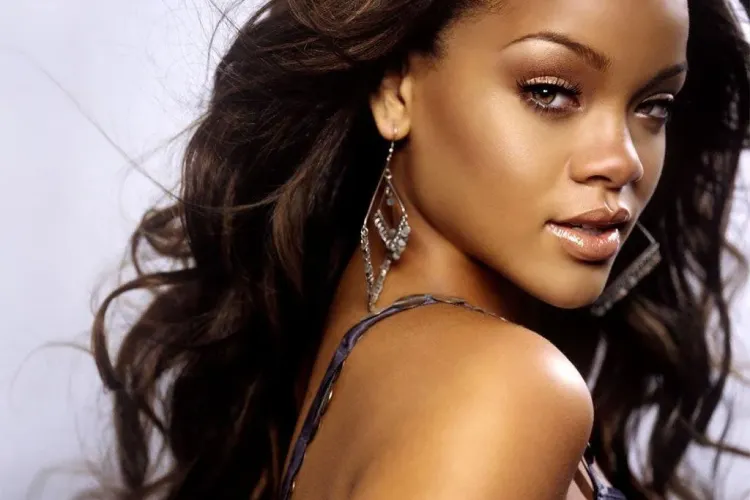 Rihanna GOALĂ. A fost fotografiată de paparazzi - FOTO EXPLICTE