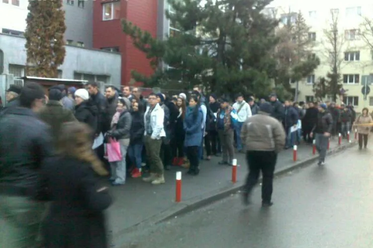 Cozi la Permise pe strada Albac din Cluj-Napoca. Șoferii sunt speriați de analizele medicale - FOTO