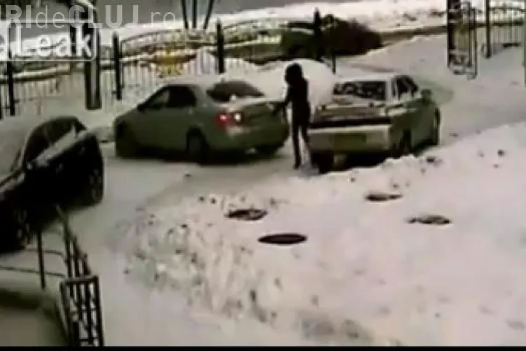 O şoferiţă şi-a strivit prietena cu maşina - VIDEO