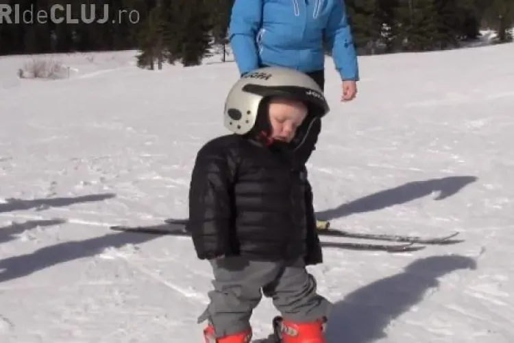 Un băiat de 3 ani a adormit în clăpari - VIDEO