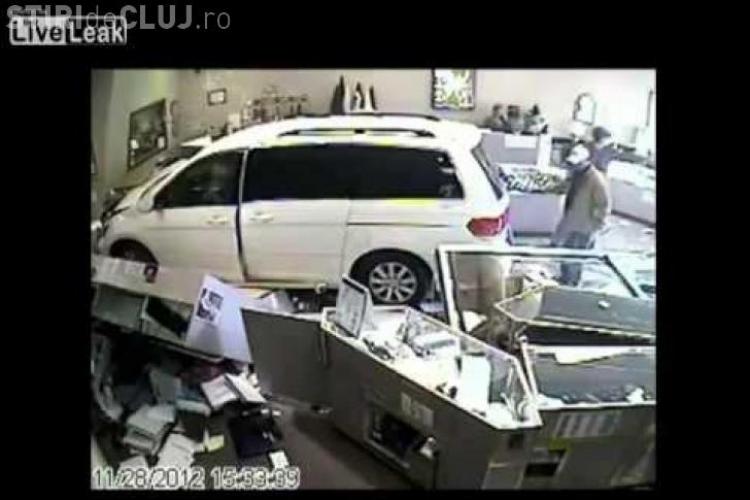 Accident LIVE! A intrat cu maşina în magazinul de bijuterii - VIDEO