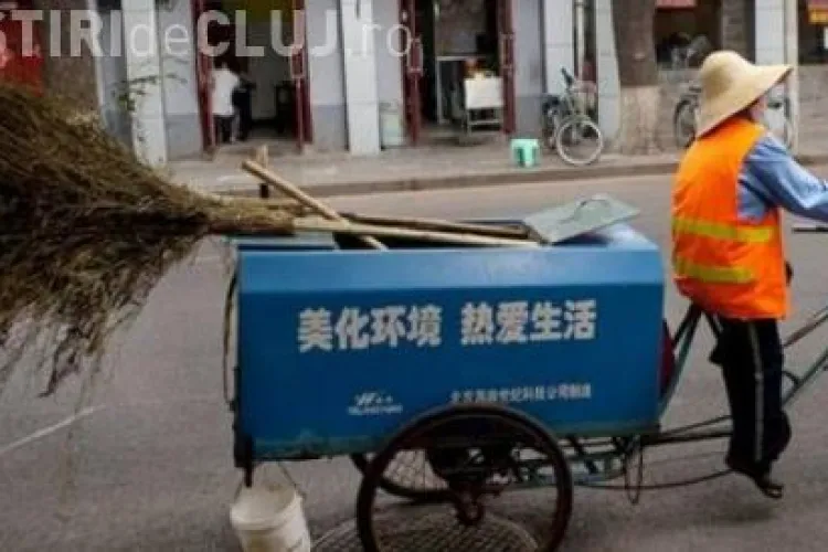 Poveste ULUITOARE! Este milionară dar face curăţenie pe stradă