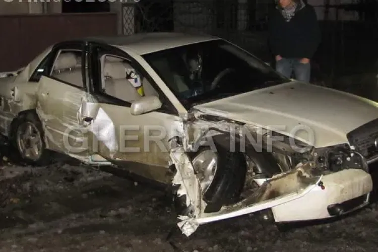 Accident la Iclod! Un Audi a intrat în poarta unei case și a rupt o țeavă de gaz- VIDEO