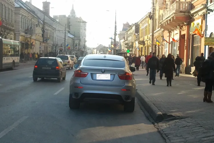 Pițipoancă cu BMW X6! A parcat pe Memorandumului și a intrat într-un magazin - FOTO
