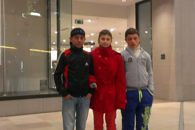 Tineri cu insuficiență renală, brutalizați de firma de pază a Iulius Mall Cluj. VEZI poziția centrului comercial - VIDEO