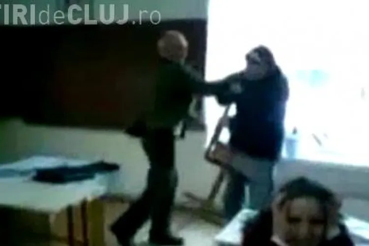 Elevă pălmuită de un profesor în faţa clasei - VIDEO