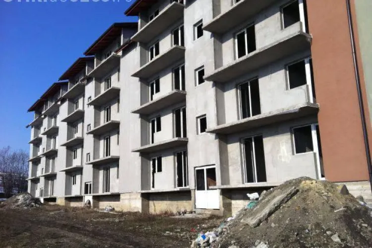 Fond de pensii din Marea Britanie, tras pe sfoară de un clujean cu blocuri la Jucu fără canalizare şi gaze