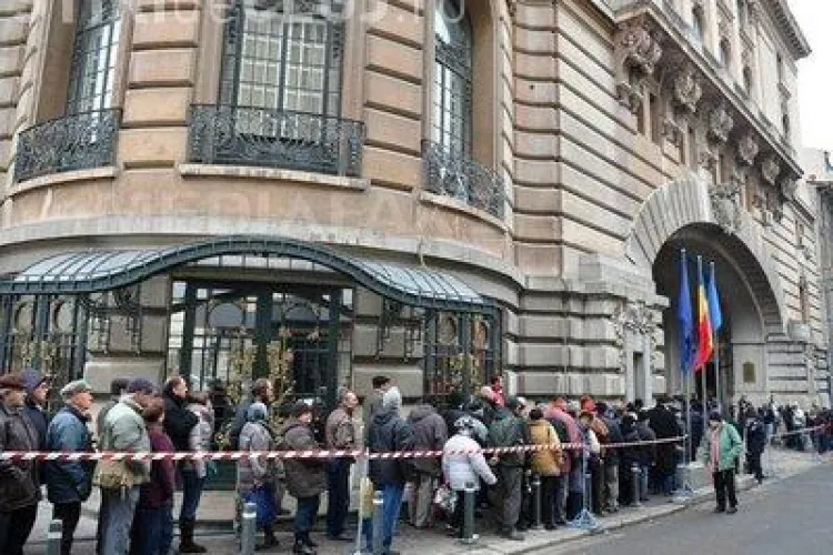 Scandal la ceremonia de incinerare a lui Sergiu Nicolaescu: Zeci de fani au scandat ”rușine” la adresa Danei Nicolaescu