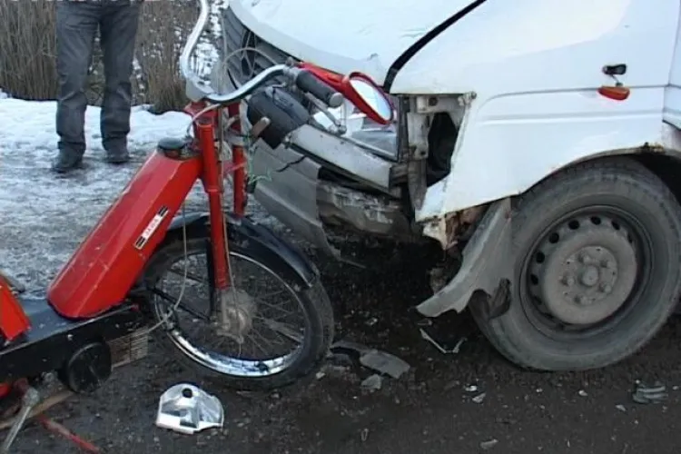 Beat pe scuter. Un bărbat a intrat într-un microbuz la Nireș - FOTO