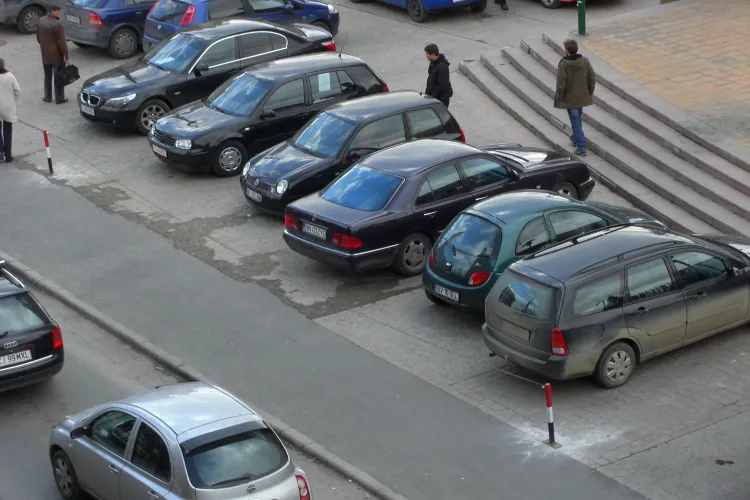 A oprit în parcarea BRD, de pe 21 Decembrie, și i-au desfăcut șuruburile de la o roată! ACUZAȚII - FOTO