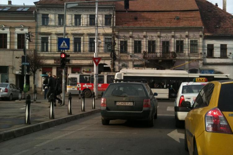 Parcare de COCALAR în plină stradă, în Piața Unirii. A blocat un sens de circulație - FOTO