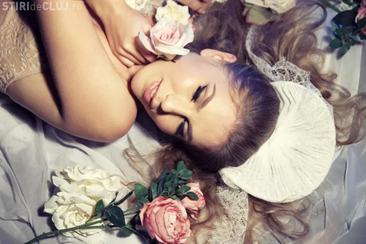 Corina în ipostaze incendiare, pregătită să filmeze videoclipul la hit-ul ”Pernele moi” FOTO