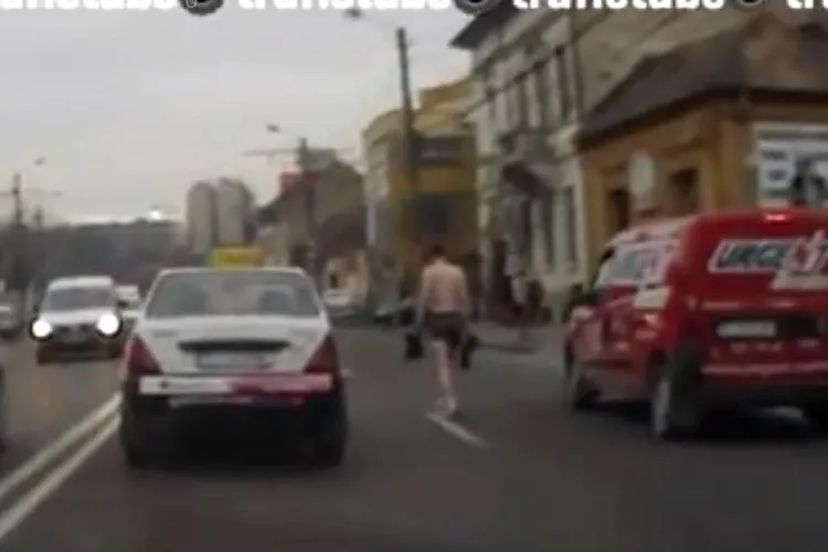 Bărbat în PIELEA GOALĂ, pe Moților. Se plimba printre mașini cu cizmele în mână - VIDEO