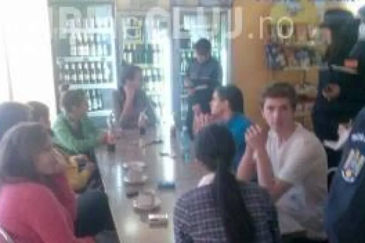 Elevii chiulangii din Cluj, ”ridicați” de la Mall de Poliție - VIDEO