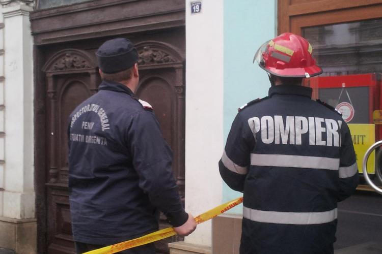 Atenție la țurțuri! Pompierii intervin în centrul Clujului pentru a îndepărta gheața de pe clădiri - FOTO