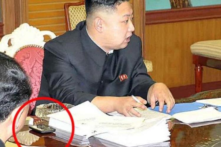Imagine controversată: Liderul nord-coreean folosește un smartphone - FOTO 