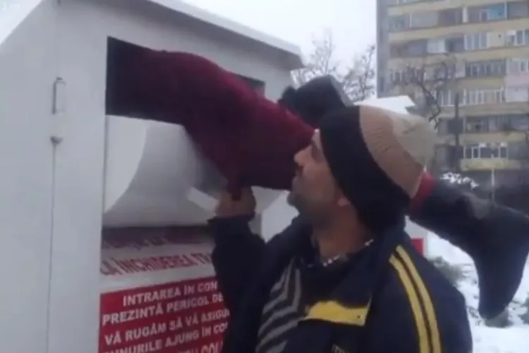 Țiganii fură hainele din containerele pentru oameni săraci. VIDEO FLAGRANT