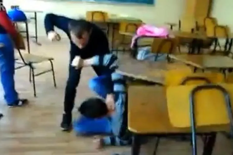 Bătaie ca la luptele din K1 la un liceu - VIDEO