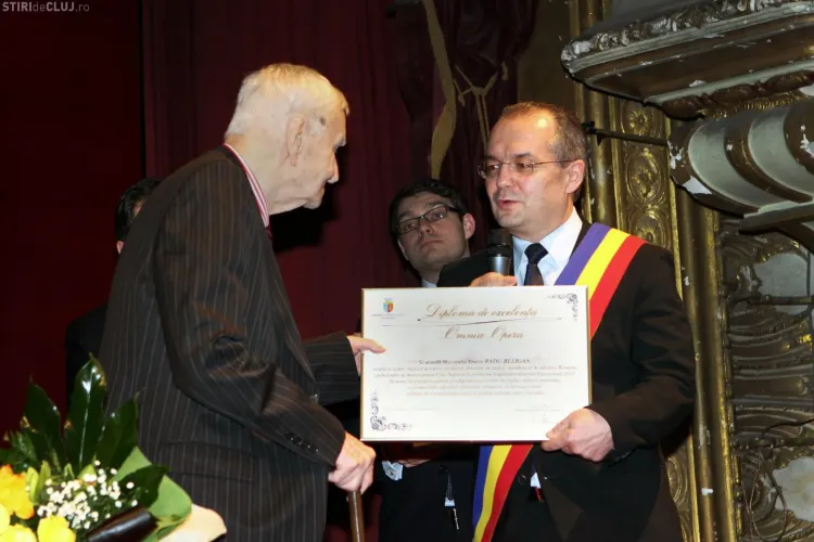 Maestrul Radu Beligan, premiat la Cluj de Emil Boc - FOTO