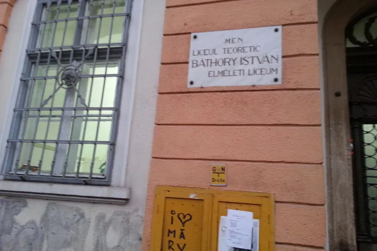 Un elev de 10 ani a MURIT la liceul Bathory. Vezi cum s-a întâmplat tragedia - VIDEO