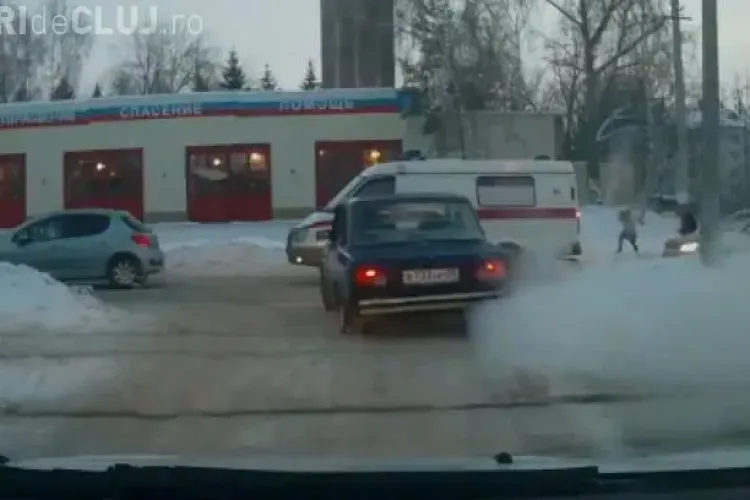 Hercule din Rusia! Ridică singur o mașina împotmolită în zăpadă - VIDEO