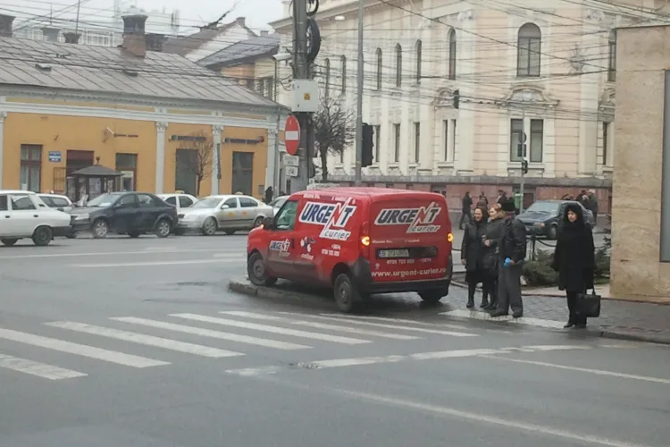 Și-a parcat mașina într-un mod ABERANT, chiar sub geamul lui Emil Boc - FOTO