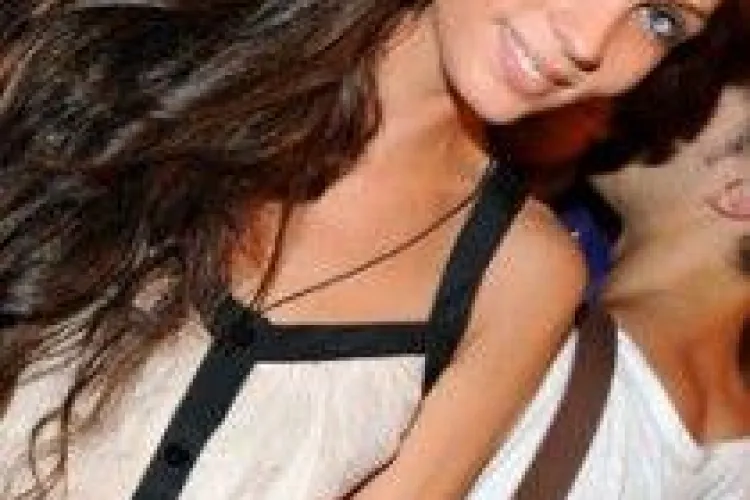 Orfană de la 12 ani dar cu un chip de înger ce i-a adus titlul de Miss Fotogenic Universe. Vezi despre cine e vorba