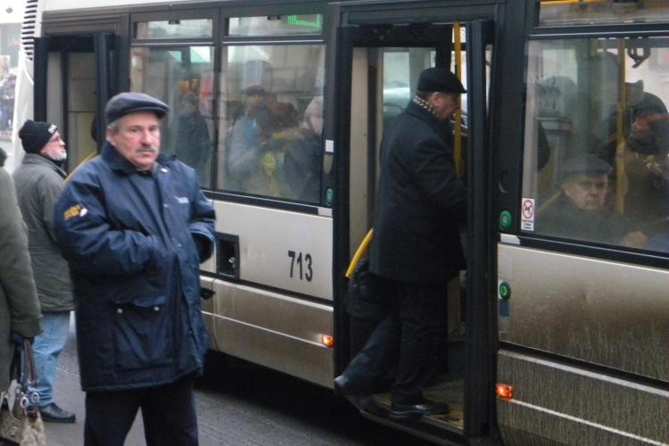 Călător bătut de controlorii RATUC Cluj într-o stație de autobuz din Zorilor