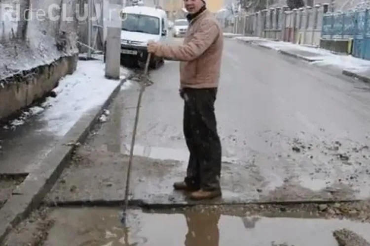 O groapă de pe strada Govora, capcană pentru șoferi. Dorel de la gaz le rupe mașinile clujenilor - VIDEO